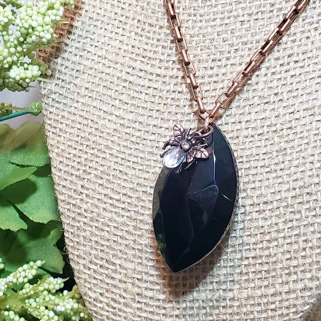 Bee a Whole Vibe Necklace