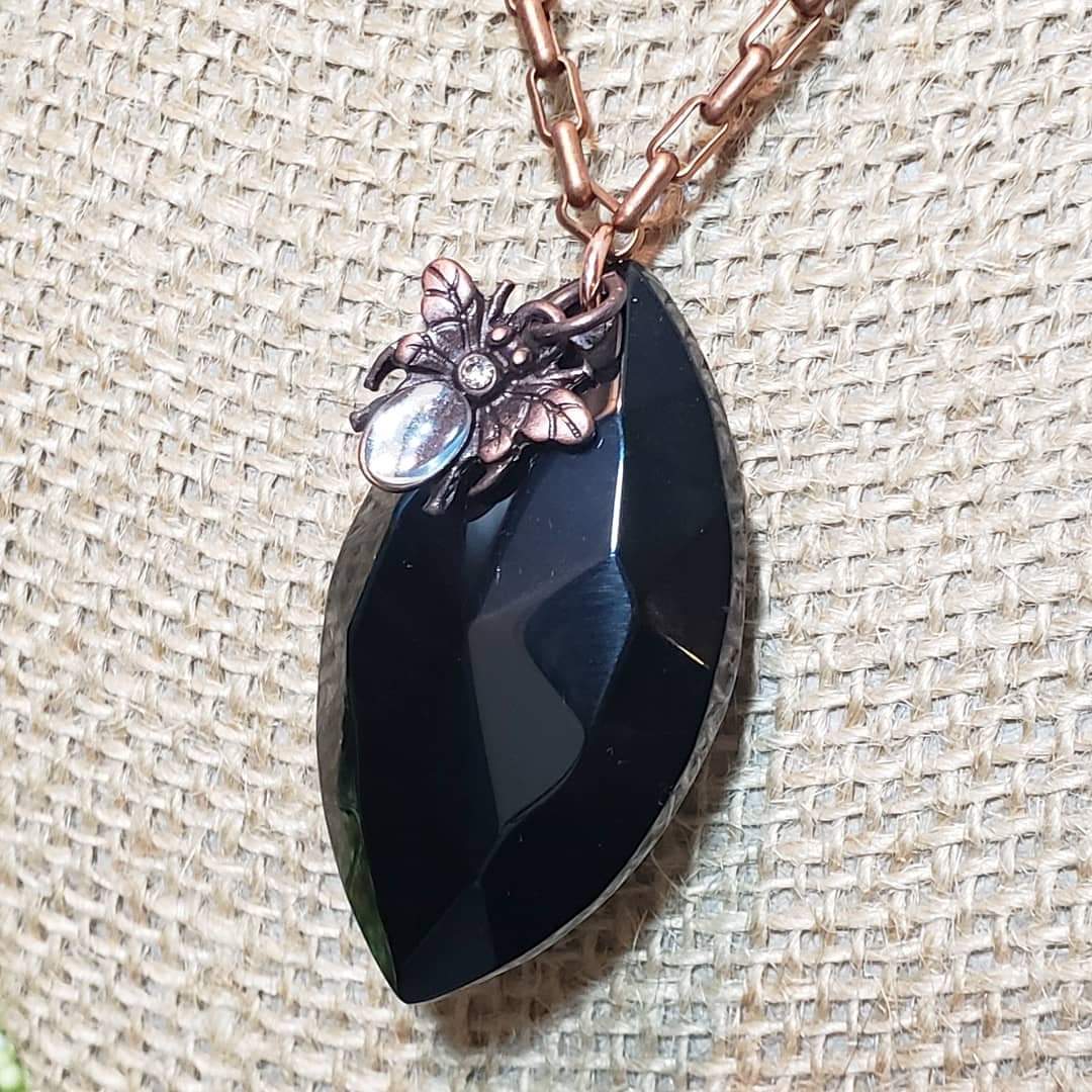 Bee a Whole Vibe Necklace